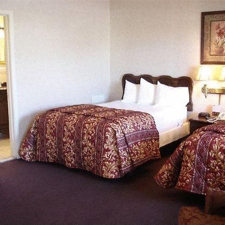 Travelodge Inn & Suites Latham Extérieur photo