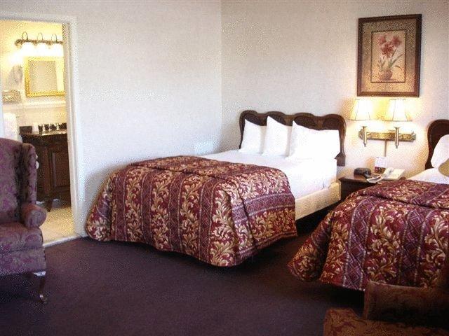 Travelodge Inn & Suites Latham Extérieur photo